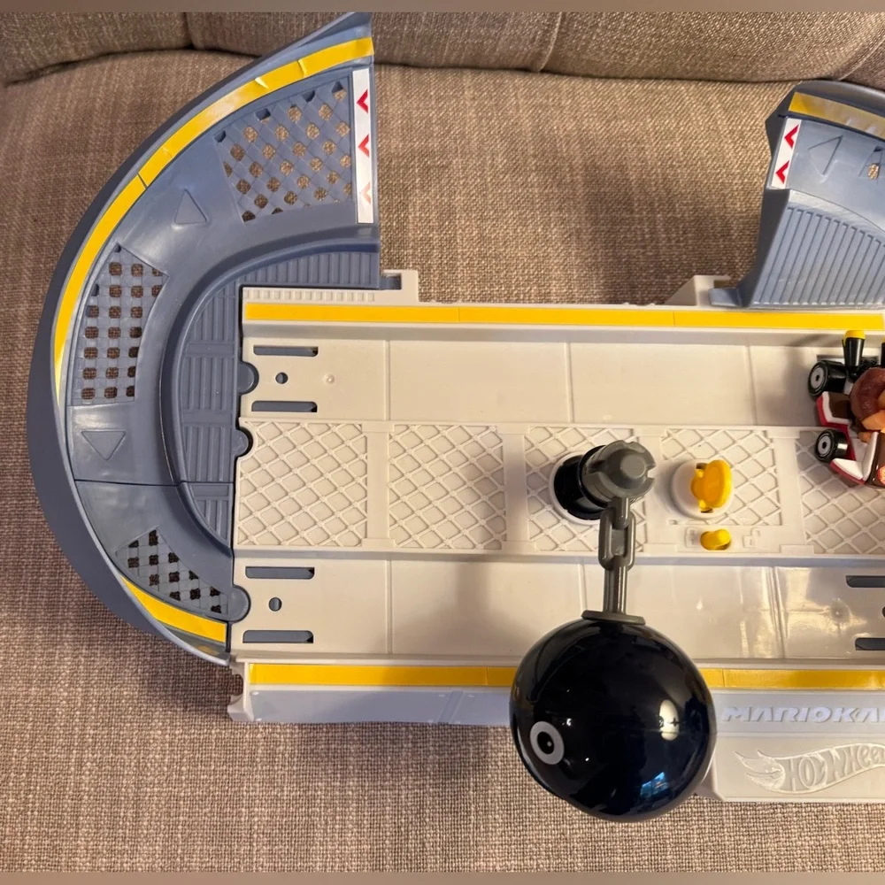 Hot Wheels Mario Kart Chain Chomp Track Set with Mario Kart/Donkey Kong Vehicle.